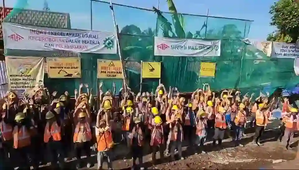 The full site crew at the morning safety briefing, July 2026.